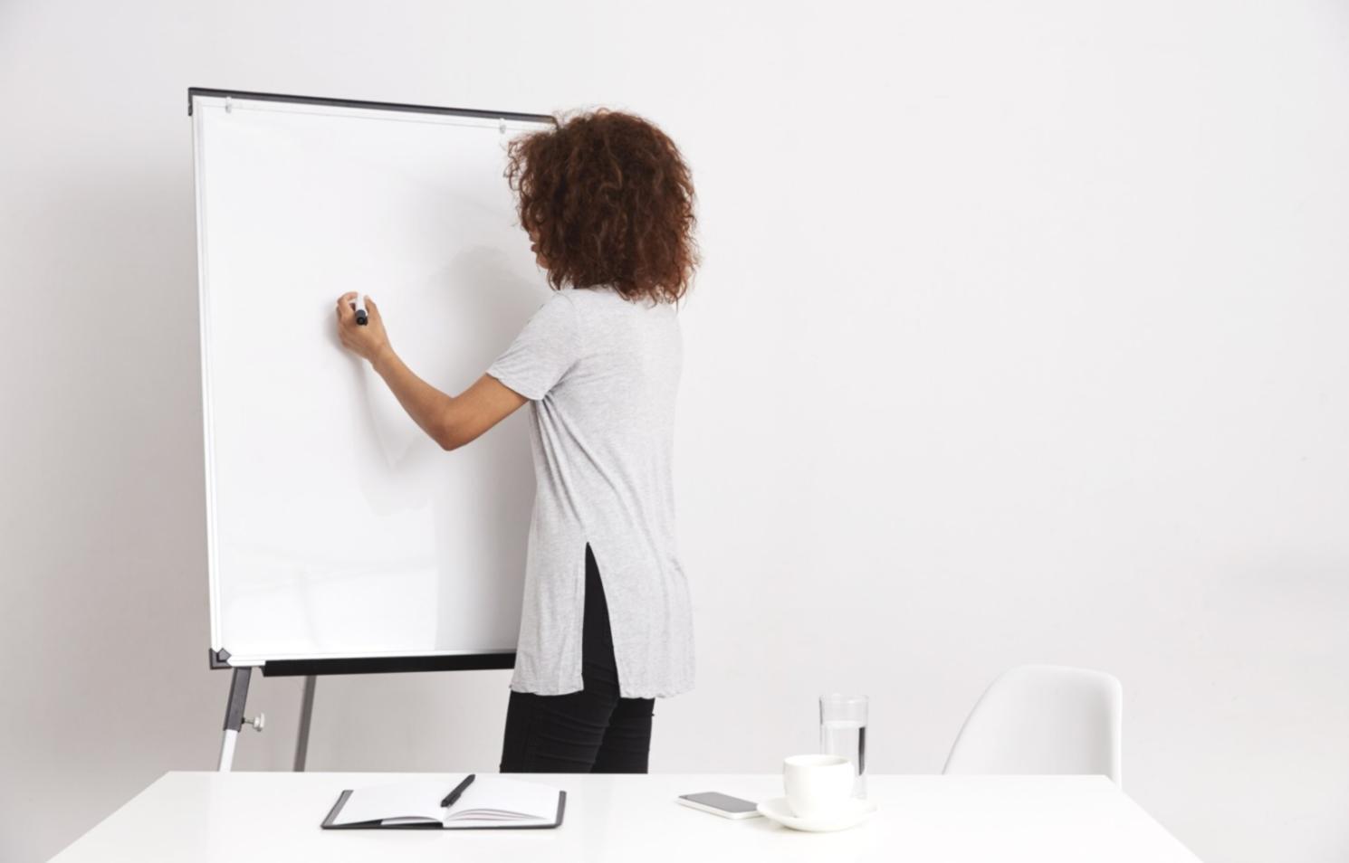 Espace de travail avec graphiques financiers et ordinateur portable